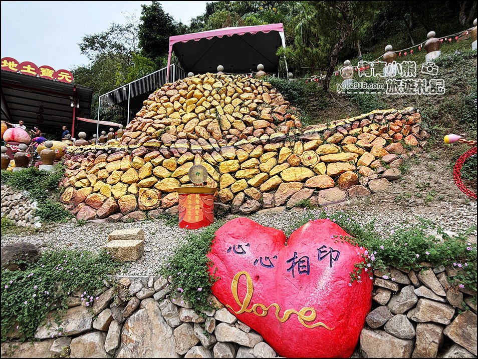 南投景點》元寶土地公廟．祈求一夜爆富~被金元寶包圍的可愛元寶土地公 @青青小熊＊旅遊札記