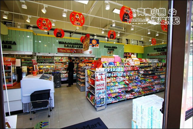 南投新景點》FamilyMart全家便利商店水里苒冉店~可以搭小火車、彩虹造型屋、彩繪牆拍照去 @青青小熊＊旅遊札記