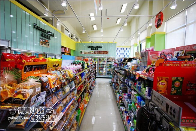 南投新景點》FamilyMart全家便利商店水里苒冉店~可以搭小火車、彩虹造型屋、彩繪牆拍照去 @青青小熊＊旅遊札記