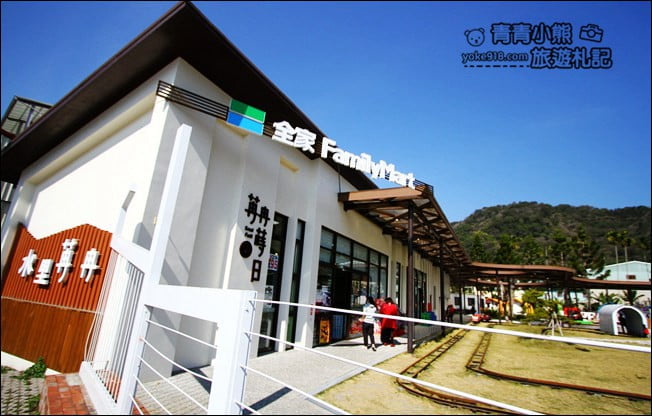 南投新景點》FamilyMart全家便利商店水里苒冉店~可以搭小火車、彩虹造型屋、彩繪牆拍照去 @青青小熊＊旅遊札記
