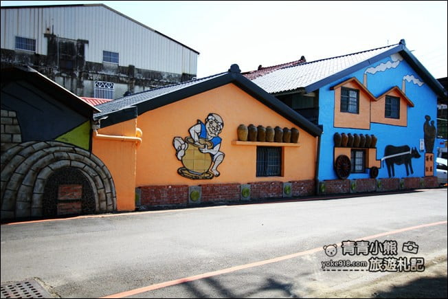 南投新景點》FamilyMart全家便利商店水里苒冉店~可以搭小火車、彩虹造型屋、彩繪牆拍照去 @青青小熊＊旅遊札記