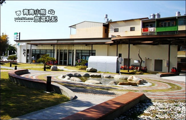 南投新景點》FamilyMart全家便利商店水里苒冉店~可以搭小火車、彩虹造型屋、彩繪牆拍照去 @青青小熊＊旅遊札記