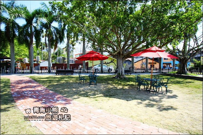 南投新景點》FamilyMart全家便利商店水里苒冉店~可以搭小火車、彩虹造型屋、彩繪牆拍照去 @青青小熊＊旅遊札記