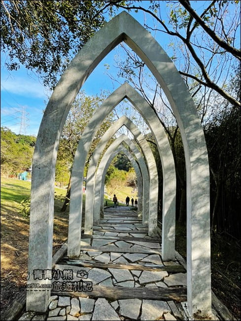 新竹景點》小森之歌景觀餐廳．大草皮、教堂~散步拍照去 @青青小熊＊旅遊札記