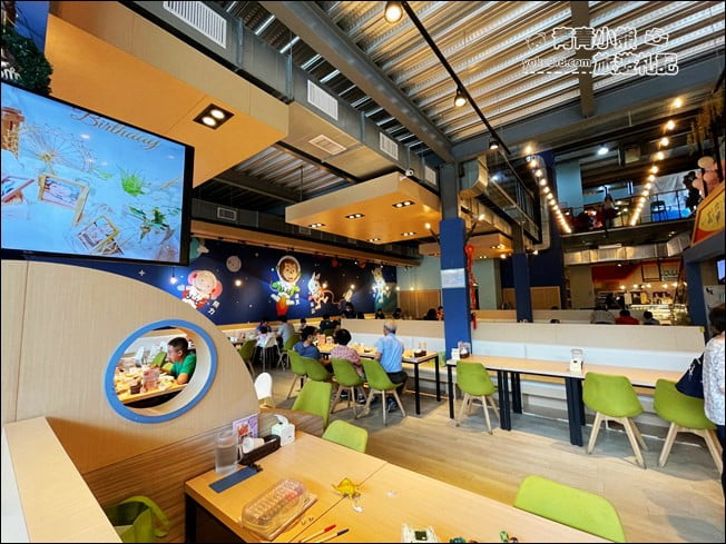 台中景點》咱們小時候親子餐廳．把多種遊樂園、孩子最愛的 VR 穿越機都搬進餐廳了 @青青小熊＊旅遊札記