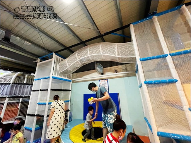 台中景點》咱們小時候親子餐廳．把多種遊樂園、孩子最愛的 VR 穿越機都搬進餐廳了 @青青小熊＊旅遊札記