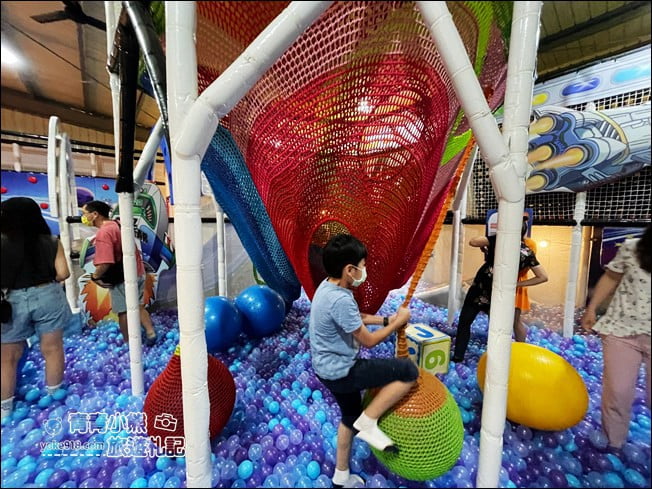 台中景點》咱們小時候親子餐廳.把多種遊樂園、孩子最愛的 VR 穿越機都搬進餐廳了 @青青小熊*旅遊札記 台中景點》咱們小時候親子餐廳.把多種遊樂園、孩子最愛的 VR 穿越機都搬進餐廳了 @青青小熊*旅遊札記