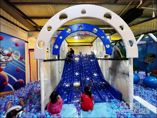 台中景點》咱們小時候親子餐廳．把多種遊樂園、孩子最愛的 VR 穿越機都搬進餐廳了 @青青小熊＊旅遊札記