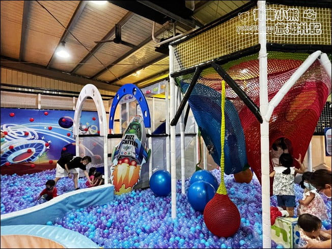 台中景點》咱們小時候親子餐廳.把多種遊樂園、孩子最愛的 VR 穿越機都搬進餐廳了 @青青小熊*旅遊札記 台中景點》咱們小時候親子餐廳.把多種遊樂園、孩子最愛的 VR 穿越機都搬進餐廳了 @青青小熊*旅遊札記