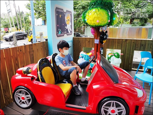 台中景點》咱們小時候親子餐廳．把多種遊樂園、孩子最愛的 VR 穿越機都搬進餐廳了 @青青小熊＊旅遊札記