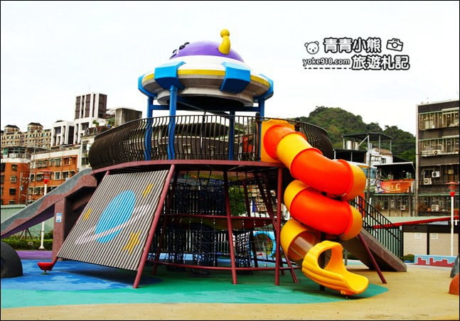 新北景點》東昇公園~太空星球主題的好玩公園，來跟三眼外星人玩耍 @青青小熊＊旅遊札記
