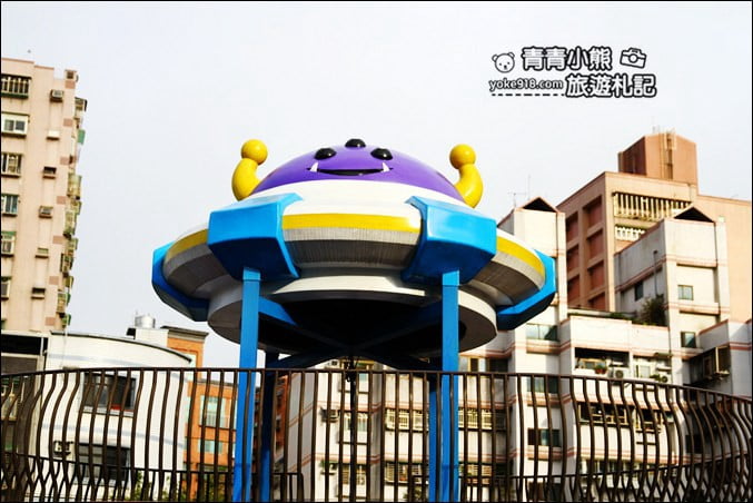 新北景點》東昇公園~太空星球主題的好玩公園,來跟三眼外星人玩耍 @青青小熊*旅遊札記 新北景點》東昇公園~太空星球主題的好玩公園,來跟三眼外星人玩耍 @青青小熊*旅遊札記