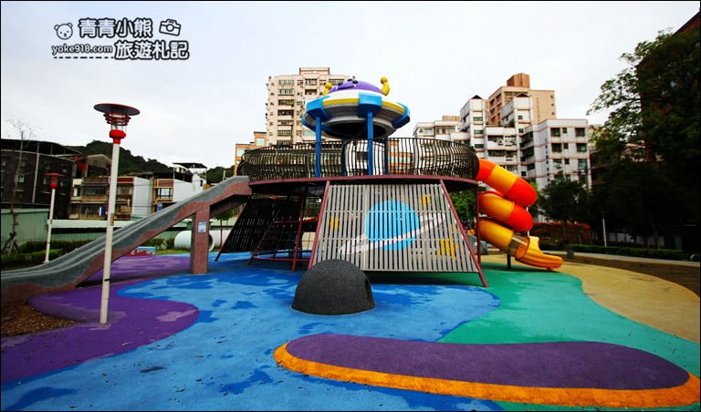 新北景點》東昇公園~太空星球主題的好玩公園,來跟三眼外星人玩耍 @青青小熊*旅遊札記 新北景點》東昇公園~太空星球主題的好玩公園,來跟三眼外星人玩耍 @青青小熊*旅遊札記