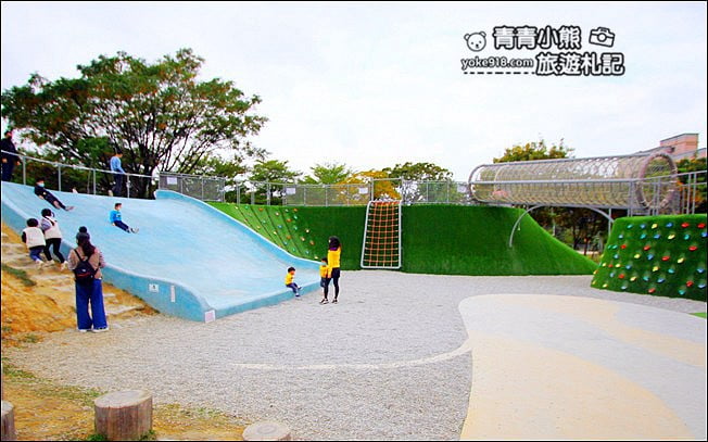 新竹景點》竹北AI智慧園區公園．溜小孩好去處、滑步車場沙坑大碗公，來這好放電 @青青小熊＊旅遊札記