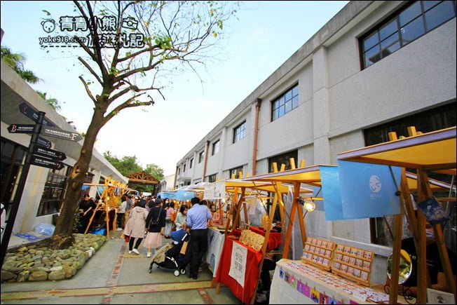 台北新景點》瓶蓋工廠~南港最新拍照景點，有大草原廣場和文創市集 @青青小熊＊旅遊札記