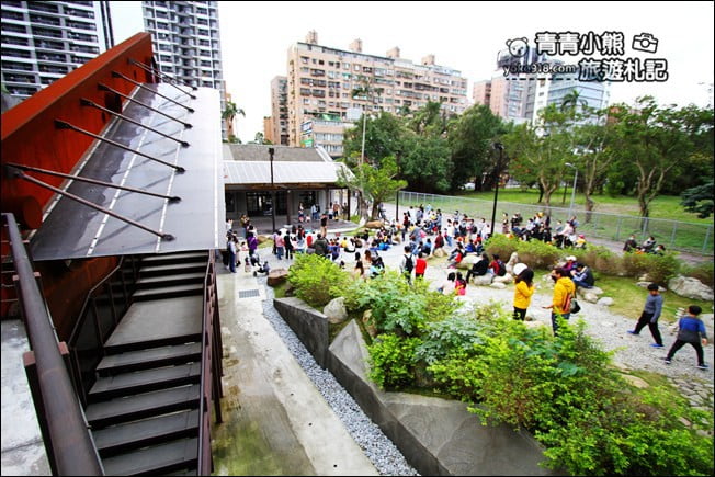 台北新景點》瓶蓋工廠~南港最新拍照景點，有大草原廣場和文創市集 @青青小熊＊旅遊札記