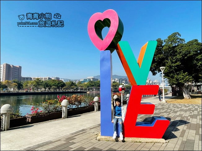 高雄景點》白色戀人貨櫃屋~浪漫的純白愛河畔咖啡廳，還有透明泡泡屋 @青青小熊＊旅遊札記