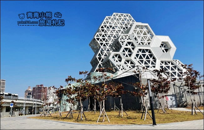 高雄新景點》高雄流行音樂中心.蜂巢建築設計超特別~最新IG打卡熱點 @青青小熊*旅遊札記 高雄新景點》高雄流行音樂中心.蜂巢建築設計超特別~最新IG打卡熱點 @青青小熊*旅遊札記
