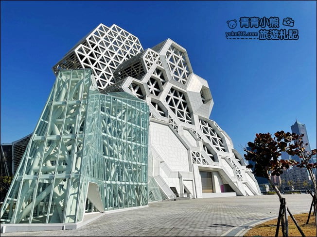 高雄新景點》高雄流行音樂中心．蜂巢建築設計超特別~最新IG打卡熱點 @青青小熊＊旅遊札記