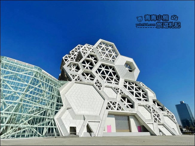 高雄新景點》高雄流行音樂中心．蜂巢建築設計超特別~最新IG打卡熱點 @青青小熊＊旅遊札記