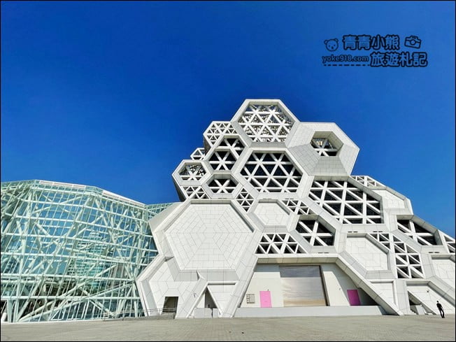 高雄新景點》高雄流行音樂中心.蜂巢建築設計超特別~最新IG打卡熱點 @青青小熊*旅遊札記 高雄新景點》高雄流行音樂中心.蜂巢建築設計超特別~最新IG打卡熱點 @青青小熊*旅遊札記