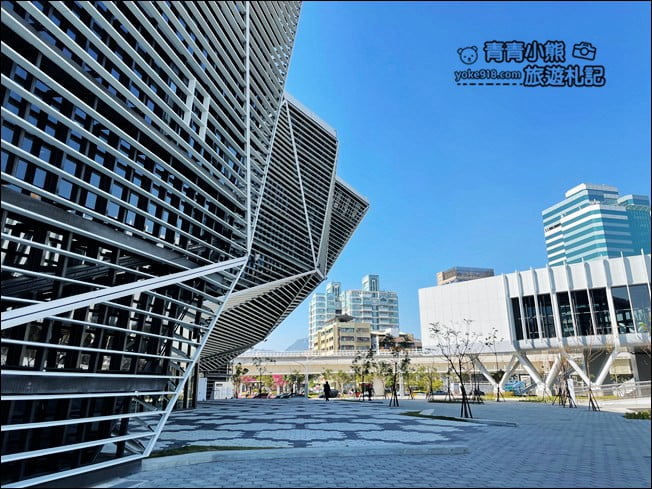 高雄新景點》高雄流行音樂中心．蜂巢建築設計超特別~最新IG打卡熱點 @青青小熊＊旅遊札記