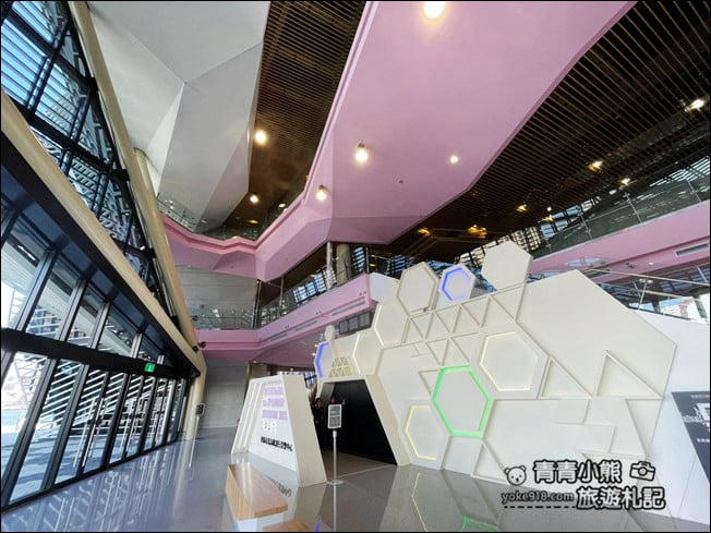 高雄新景點》高雄流行音樂中心.蜂巢建築設計超特別~最新IG打卡熱點 @青青小熊*旅遊札記 高雄新景點》高雄流行音樂中心.蜂巢建築設計超特別~最新IG打卡熱點 @青青小熊*旅遊札記