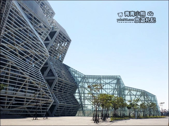 高雄新景點》高雄流行音樂中心．蜂巢建築設計超特別~最新IG打卡熱點 @青青小熊＊旅遊札記