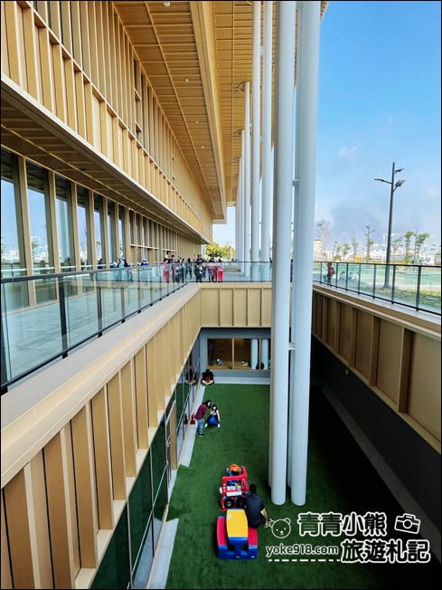 台南景點》臺南市立圖書館新總館,好像來到美術館,還有超特別的紅色旋轉樓梯 @青青小熊*旅遊札記 台南景點》臺南市立圖書館新總館,好像來到美術館,還有超特別的紅色旋轉樓梯 @青青小熊*旅遊札記