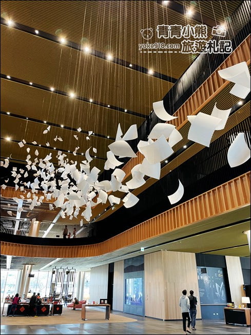 台南景點》臺南市立圖書館新總館，好像來到美術館，還有超特別的紅色旋轉樓梯 @青青小熊＊旅遊札記