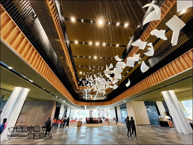 台南景點》臺南市立圖書館新總館,好像來到美術館,還有超特別的紅色旋轉樓梯 @青青小熊*旅遊札記 台南景點》臺南市立圖書館新總館,好像來到美術館,還有超特別的紅色旋轉樓梯 @青青小熊*旅遊札記