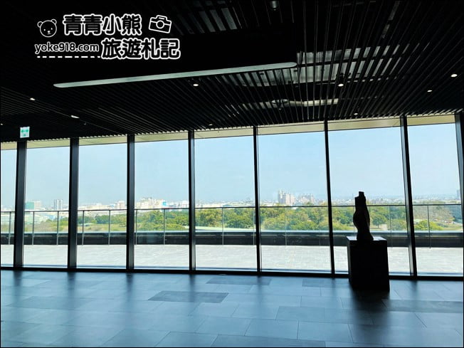 台南景點》臺南市立圖書館新總館，好像來到美術館，還有超特別的紅色旋轉樓梯 @青青小熊＊旅遊札記
