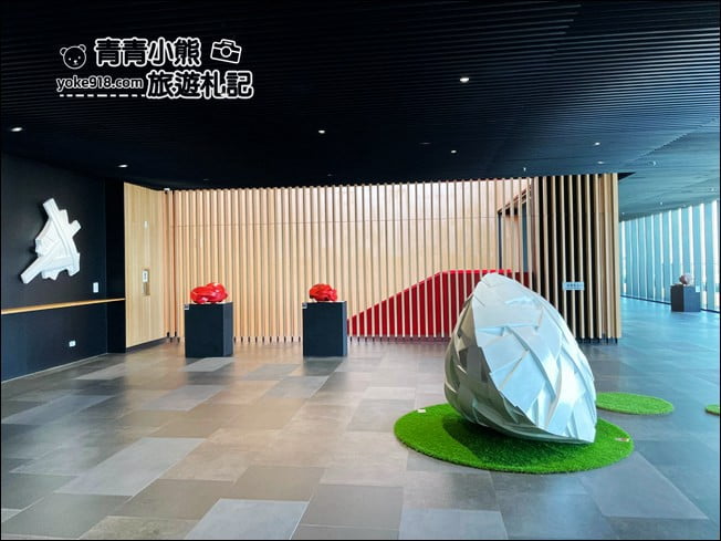 台南景點》臺南市立圖書館新總館,好像來到美術館,還有超特別的紅色旋轉樓梯 @青青小熊*旅遊札記 台南景點》臺南市立圖書館新總館,好像來到美術館,還有超特別的紅色旋轉樓梯 @青青小熊*旅遊札記