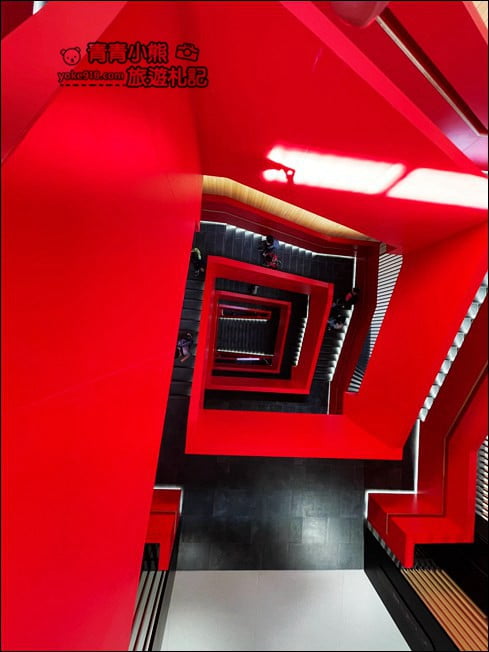 台南景點》臺南市立圖書館新總館,好像來到美術館,還有超特別的紅色旋轉樓梯 @青青小熊*旅遊札記 台南景點》臺南市立圖書館新總館,好像來到美術館,還有超特別的紅色旋轉樓梯 @青青小熊*旅遊札記