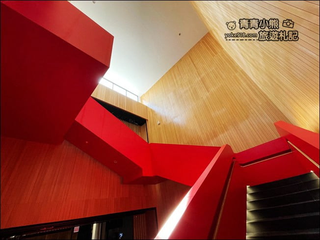 台南景點》臺南市立圖書館新總館，好像來到美術館，還有超特別的紅色旋轉樓梯 @青青小熊＊旅遊札記