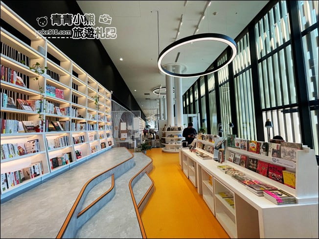 台南景點》臺南市立圖書館新總館,好像來到美術館,還有超特別的紅色旋轉樓梯 @青青小熊*旅遊札記 台南景點》臺南市立圖書館新總館,好像來到美術館,還有超特別的紅色旋轉樓梯 @青青小熊*旅遊札記