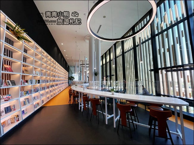 台南景點》臺南市立圖書館新總館，好像來到美術館，還有超特別的紅色旋轉樓梯 @青青小熊＊旅遊札記