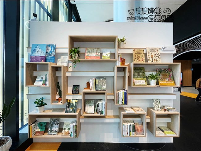 台南景點》臺南市立圖書館新總館,好像來到美術館,還有超特別的紅色旋轉樓梯 @青青小熊*旅遊札記 台南景點》臺南市立圖書館新總館,好像來到美術館,還有超特別的紅色旋轉樓梯 @青青小熊*旅遊札記