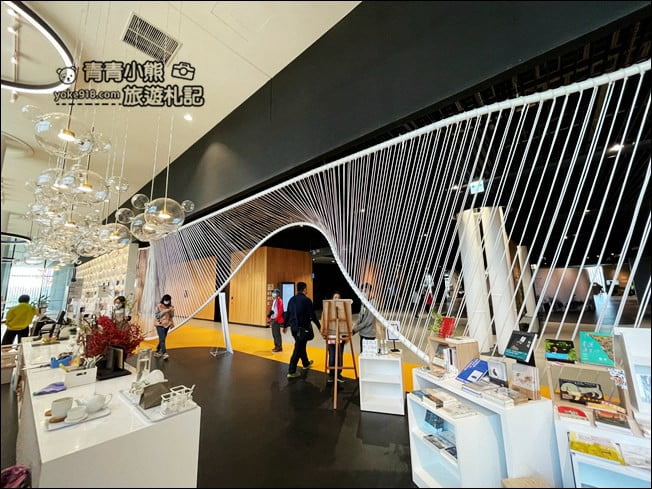 台南景點》臺南市立圖書館新總館,好像來到美術館,還有超特別的紅色旋轉樓梯 @青青小熊*旅遊札記 台南景點》臺南市立圖書館新總館,好像來到美術館,還有超特別的紅色旋轉樓梯 @青青小熊*旅遊札記
