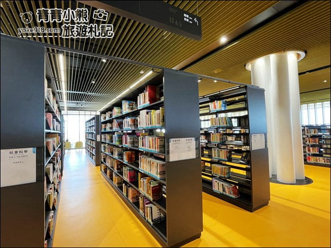 台南景點》臺南市立圖書館新總館,好像來到美術館,還有超特別的紅色旋轉樓梯 @青青小熊*旅遊札記 台南景點》臺南市立圖書館新總館,好像來到美術館,還有超特別的紅色旋轉樓梯 @青青小熊*旅遊札記