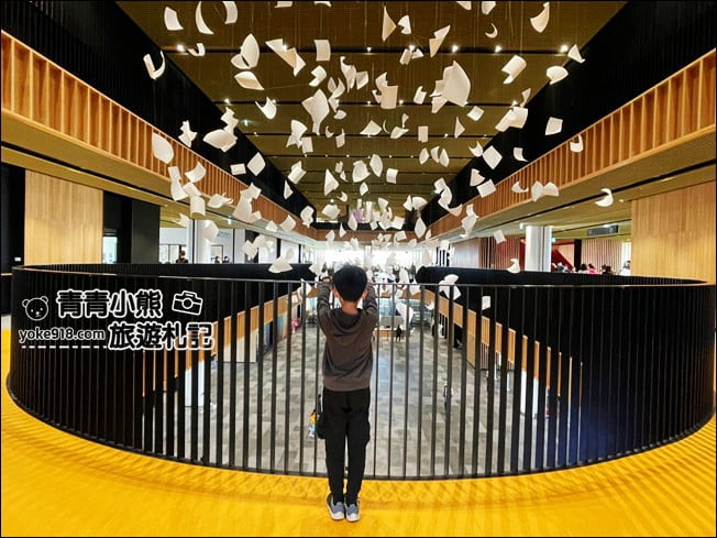 台南景點》臺南市立圖書館新總館,好像來到美術館,還有超特別的紅色旋轉樓梯 @青青小熊*旅遊札記 台南景點》臺南市立圖書館新總館,好像來到美術館,還有超特別的紅色旋轉樓梯 @青青小熊*旅遊札記