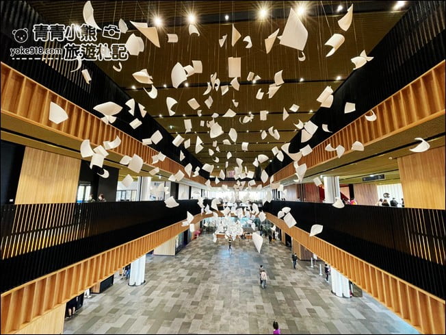台南景點》臺南市立圖書館新總館,好像來到美術館,還有超特別的紅色旋轉樓梯 @青青小熊*旅遊札記 台南景點》臺南市立圖書館新總館,好像來到美術館,還有超特別的紅色旋轉樓梯 @青青小熊*旅遊札記