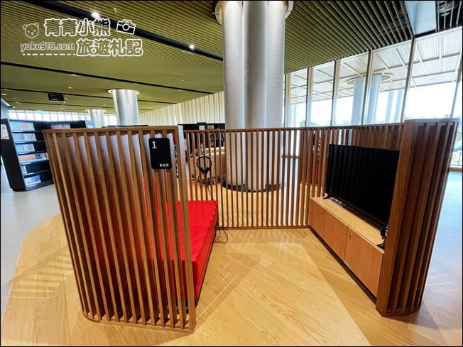 台南景點》臺南市立圖書館新總館,好像來到美術館,還有超特別的紅色旋轉樓梯 @青青小熊*旅遊札記 台南景點》臺南市立圖書館新總館,好像來到美術館,還有超特別的紅色旋轉樓梯 @青青小熊*旅遊札記