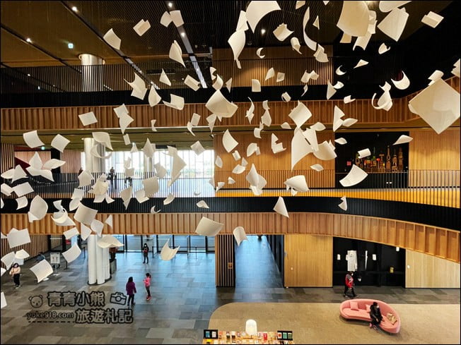 台南景點》臺南市立圖書館新總館,好像來到美術館,還有超特別的紅色旋轉樓梯 @青青小熊*旅遊札記 台南景點》臺南市立圖書館新總館,好像來到美術館,還有超特別的紅色旋轉樓梯 @青青小熊*旅遊札記