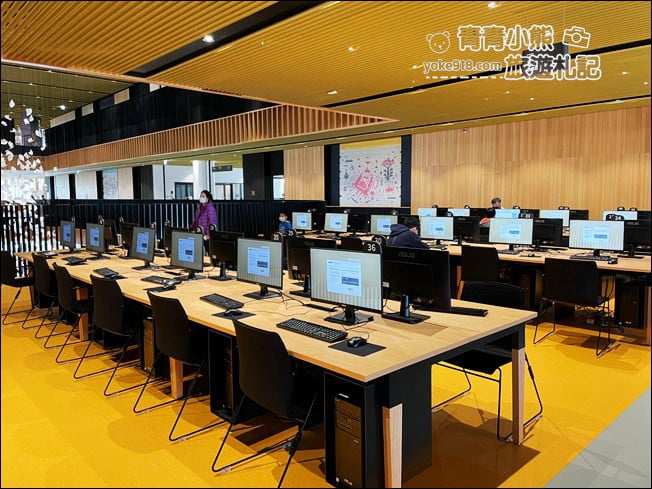 台南景點》臺南市立圖書館新總館,好像來到美術館,還有超特別的紅色旋轉樓梯 @青青小熊*旅遊札記 台南景點》臺南市立圖書館新總館,好像來到美術館,還有超特別的紅色旋轉樓梯 @青青小熊*旅遊札記