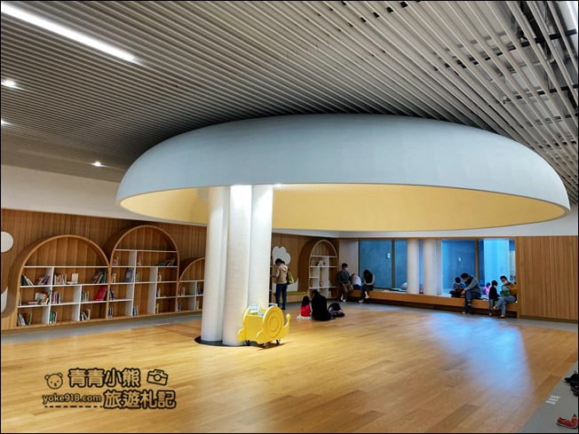 台南景點》臺南市立圖書館新總館,好像來到美術館,還有超特別的紅色旋轉樓梯 @青青小熊*旅遊札記 台南景點》臺南市立圖書館新總館,好像來到美術館,還有超特別的紅色旋轉樓梯 @青青小熊*旅遊札記