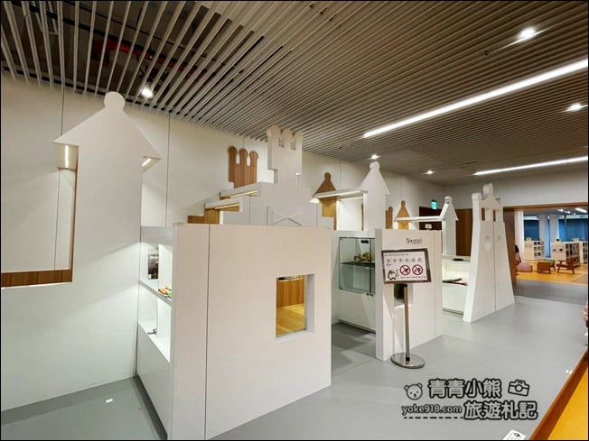 台南景點》臺南市立圖書館新總館，好像來到美術館，還有超特別的紅色旋轉樓梯 @青青小熊＊旅遊札記