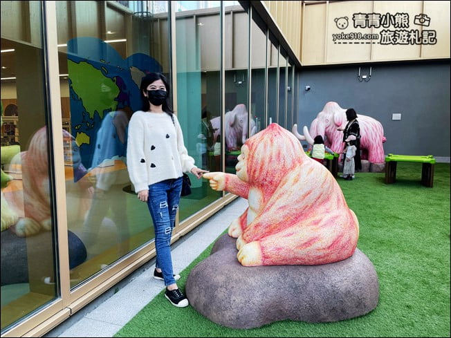 台南景點》臺南市立圖書館新總館，好像來到美術館，還有超特別的紅色旋轉樓梯 @青青小熊＊旅遊札記