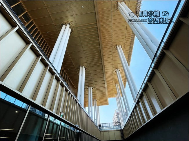 台南景點》臺南市立圖書館新總館,好像來到美術館,還有超特別的紅色旋轉樓梯 @青青小熊*旅遊札記 台南景點》臺南市立圖書館新總館,好像來到美術館,還有超特別的紅色旋轉樓梯 @青青小熊*旅遊札記