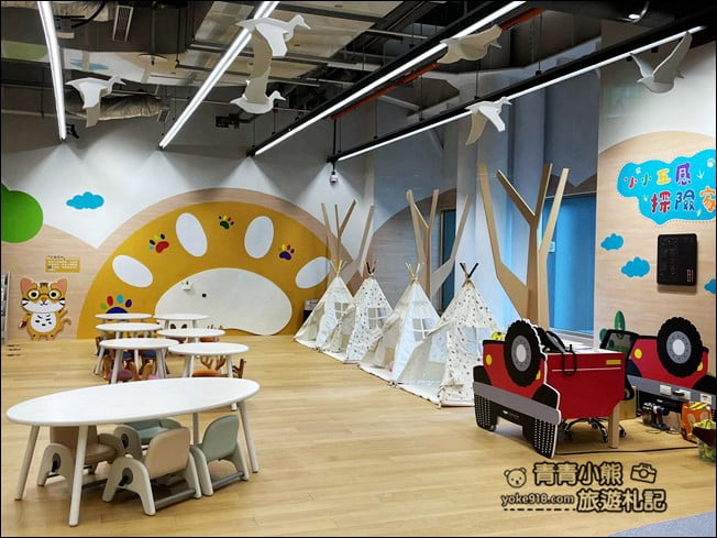 台南景點》臺南市立圖書館新總館，好像來到美術館，還有超特別的紅色旋轉樓梯 @青青小熊＊旅遊札記
